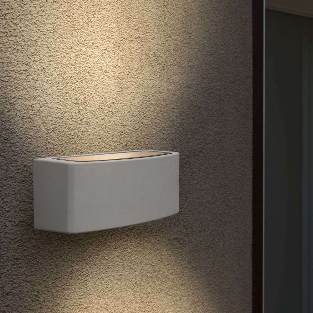 Близък изглед на бял аплик Ideal Lux Andromeda AP1 и светлината над него