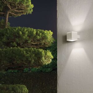 Бял аплик Ideal Lux Snif AP1 Square 144276 на външна стена до дърво