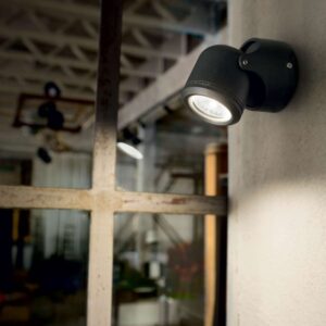 Черният аплик Ideal Lux Xeno AP1 129464 е насочен надолу до прозорец