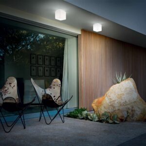 Luna PL1 D11 213200 - плафони над покрита тераса Два бели плафона Ideal Lux Luna PL1 D11 213200 са монтирани на тавана над външен кът с кресла