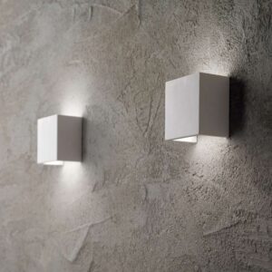 Два бели аплика Ideal Lux Flash AP1 Small 214672 са монтирани върху сива стена и светят нагоре и надолу
