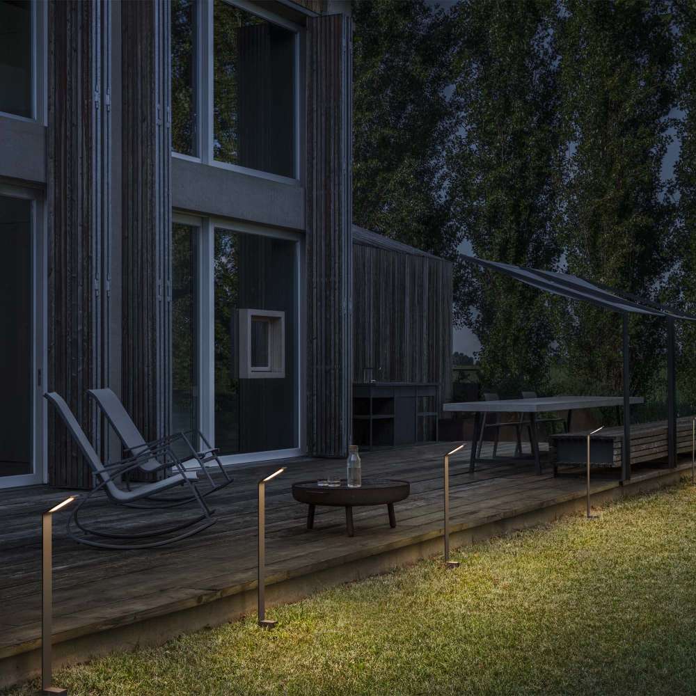 Градинска лампа Ideal Lux Agos H80 осветява тревата до веранда