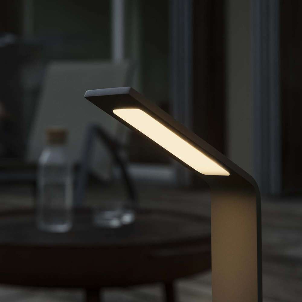 Близък изглед на наклонената глава и включения LED модул на Ideal Lux Agos H80