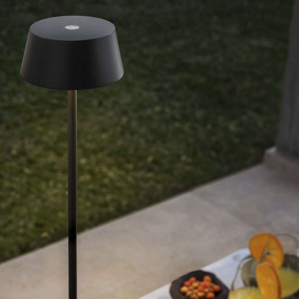 Ideal Lux Pure PT 328515: близък изглед на черния абажур и бутона за докосване