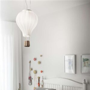 Белият стъклен балон Ideal Lux Dream Big SP1 D30 179858 е окачен в детска стая до прозорец