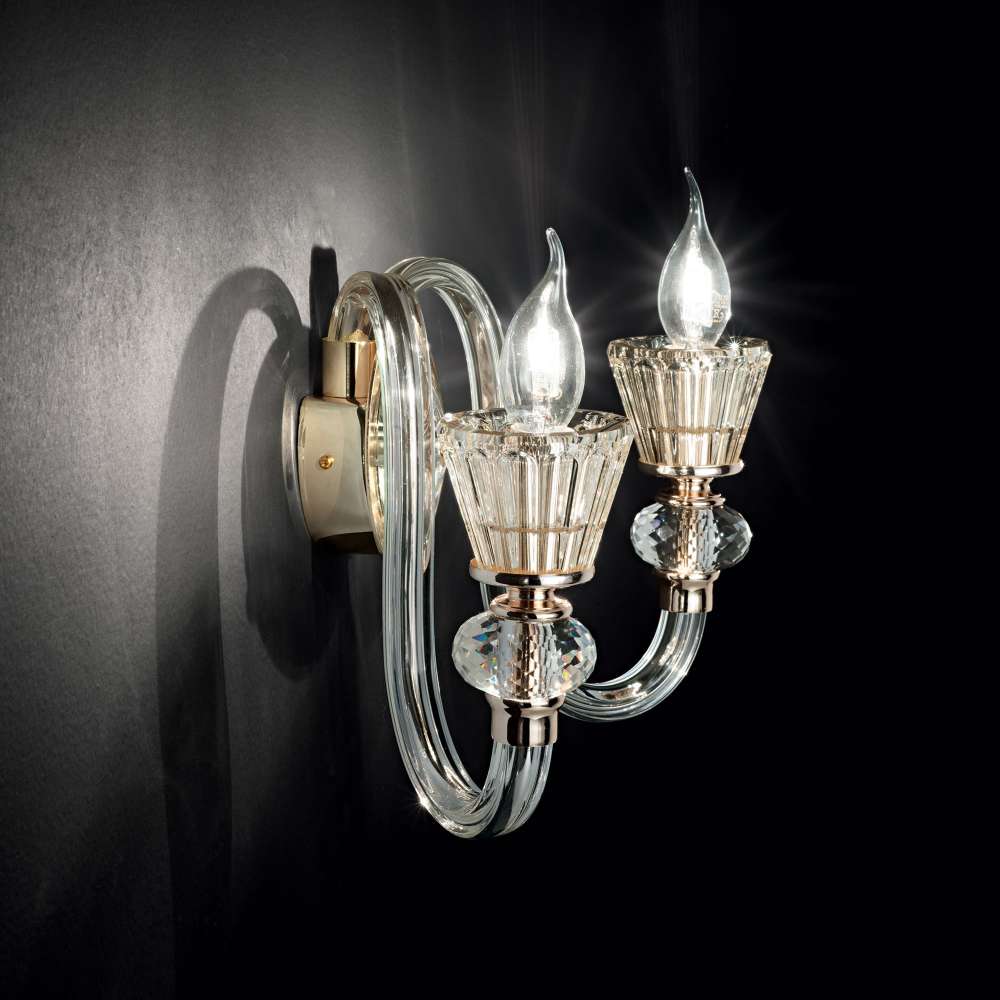 Аплик Ideal Lux Strauss 140599 с две стъклени рамена и кристални детайли върху тъмна стена