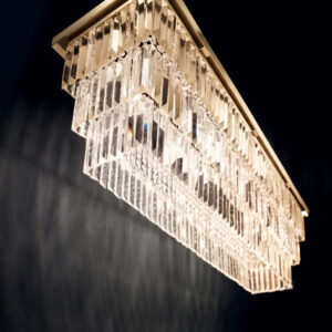 Ideal Lux Martinez 213583 - детайл Ideal Lux Martinez 213583 - светещи прозрачни кристали и златиста рамка на правоъгълния полилей