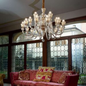 Ideal Lux Strauss SP18 140629 в интериор Златист полилей Ideal Lux Strauss SP18 140629 с прозрачни стъклени рамена над червен диван