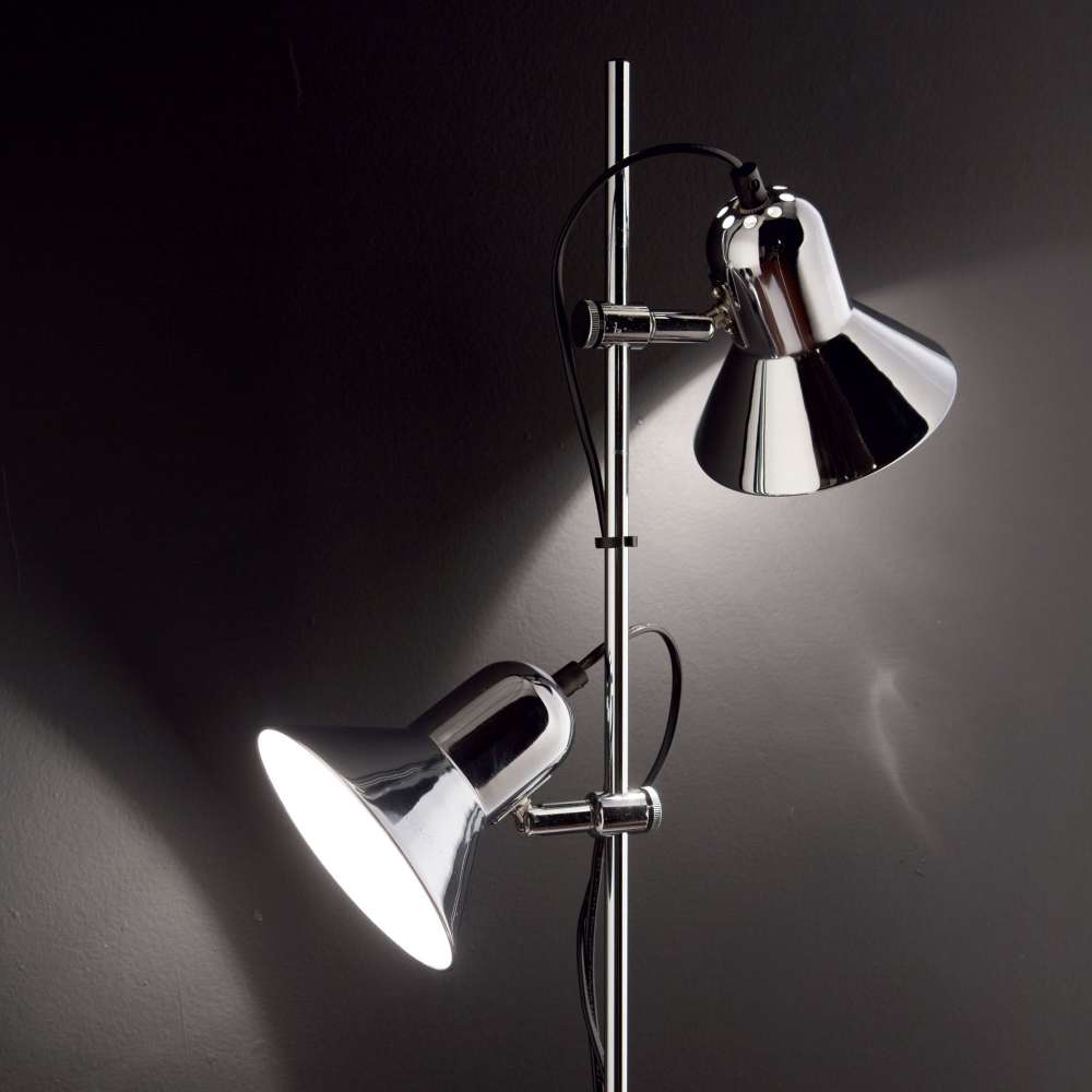 Двата хромирани метални абажура на Ideal Lux Polly PT2 061122 с включени крушки и подвижни държачи