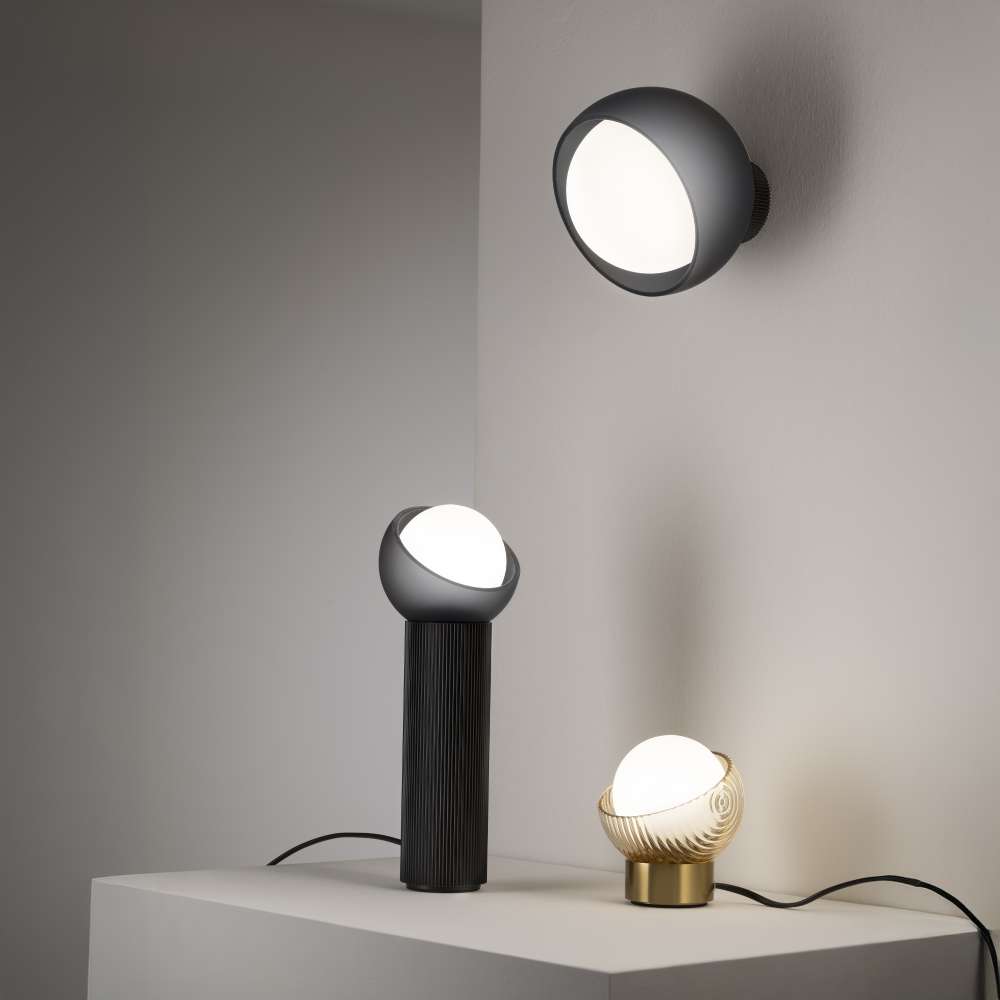 Ideal Lux Bloom TL1 Big 352848 - черната настолна лампа Big върху бял плот