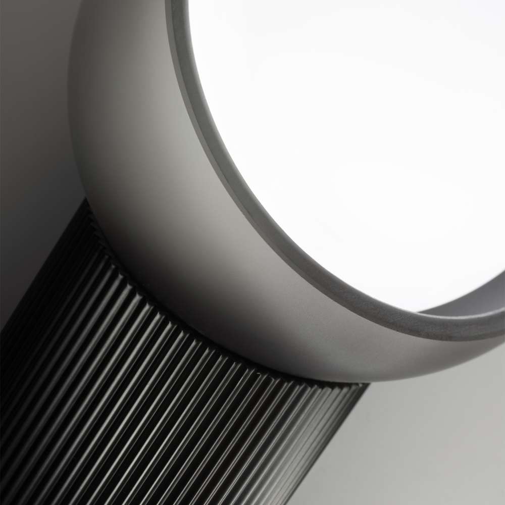 Ideal Lux Bloom TL1 Big 352848 - близък изглед на белия дифузер и релефната черна основа