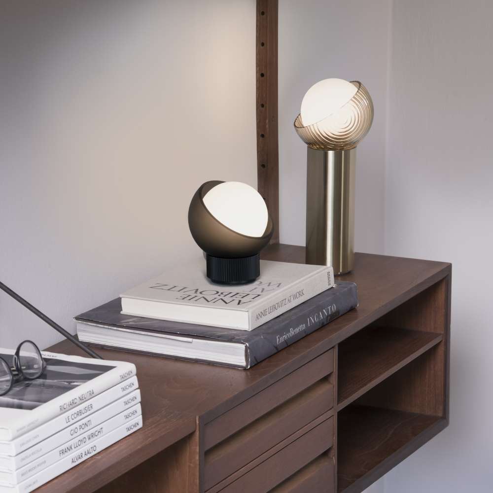Ideal Lux Bloom TL1 Small 366517 - черната настолна лампа Small върху книги