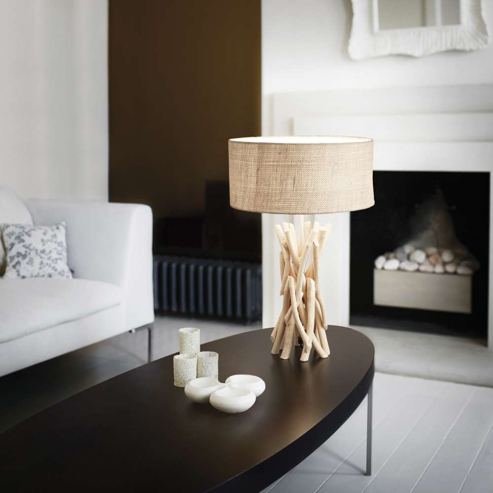 Настолна лампа Ideal Lux Driftwood TL1 129570 с дървена конструкция и бежов абажур върху маса в дневна