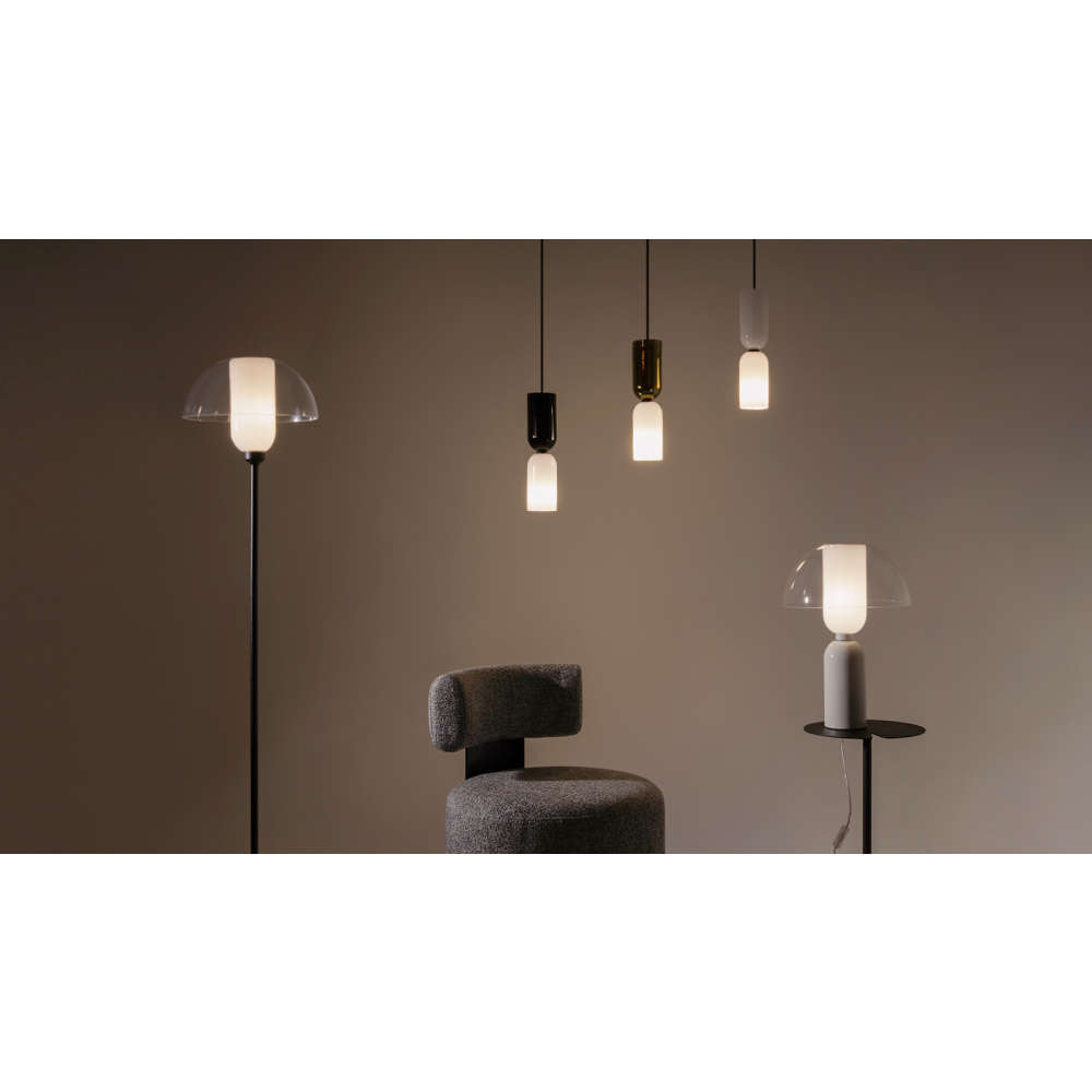 Maytoni Memory MOD177TL-01W - интериор с включената бяла настолна лампа