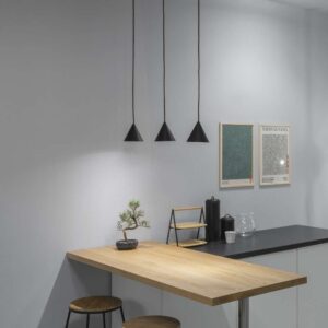 Серия Ideal Lux A-line - три черни пендела над кухненски барплот Три черни пендела Ideal Lux A-line SP1 D13 над дървен барплот в кухня