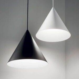Белият и черният вариант на A-line SP1 D30. Два включени пендела Ideal Lux A-line SP1 D30 в черен и бял цвят с конусовидни абажури