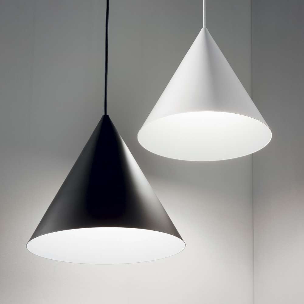 Белият и черният вариант на A-line SP1 D30. Два включени пендела Ideal Lux A-line SP1 D30 в черен и бял цвят с конусовидни абажури