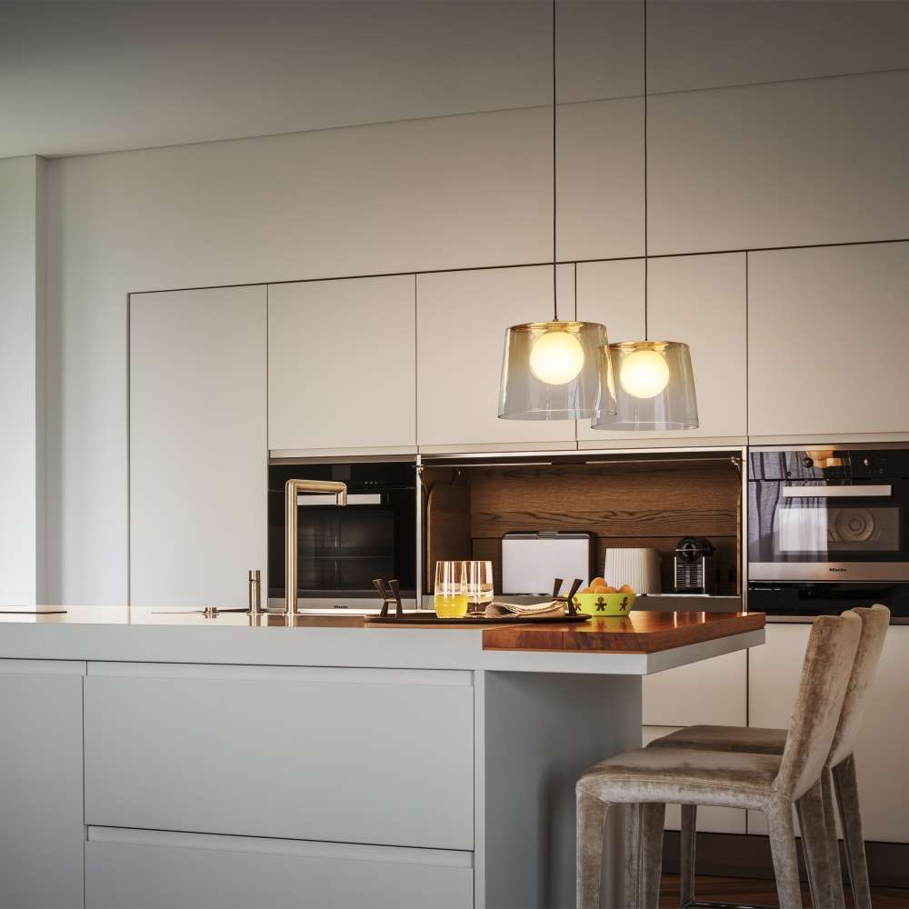 Два кехлибарени пендела Ideal Lux Fade SP1 271316 с бели вътрешни дифузери над кухненски остров