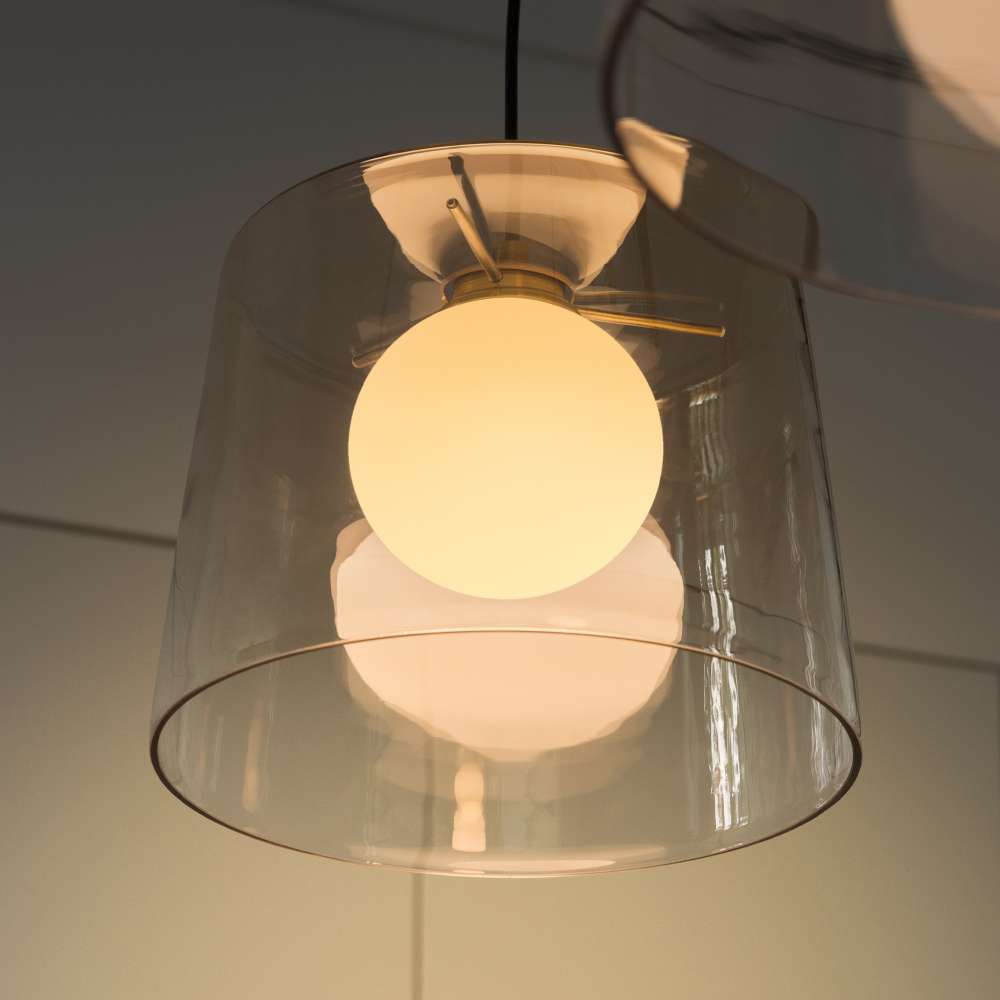 Кехлибарният абажур и светещият бял сферичен дифузер на Ideal Lux Fade SP1 271316 в близък план