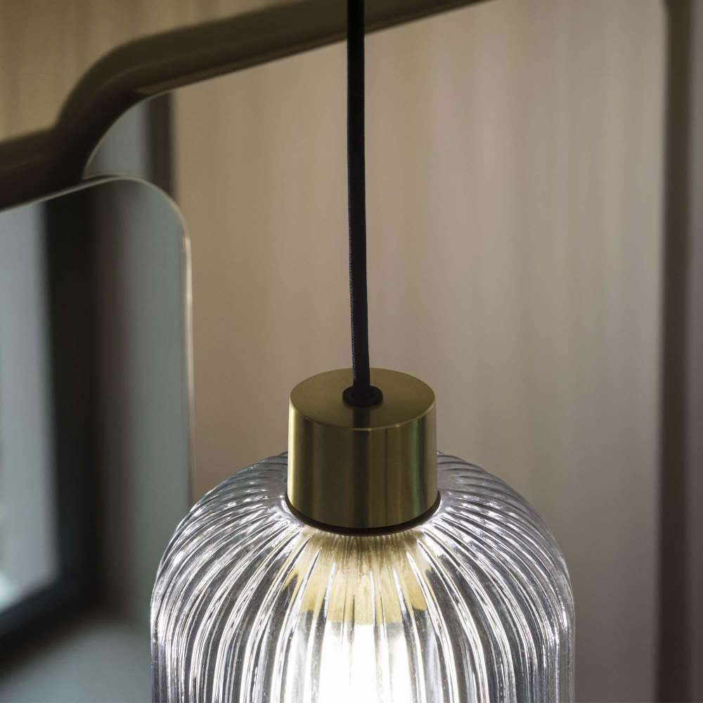 Детайл на опушения стъклен абажур от серия Ideal Lux Mint