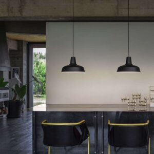Два черни пендела Ideal Lux Moby SP1 над кухненски остров