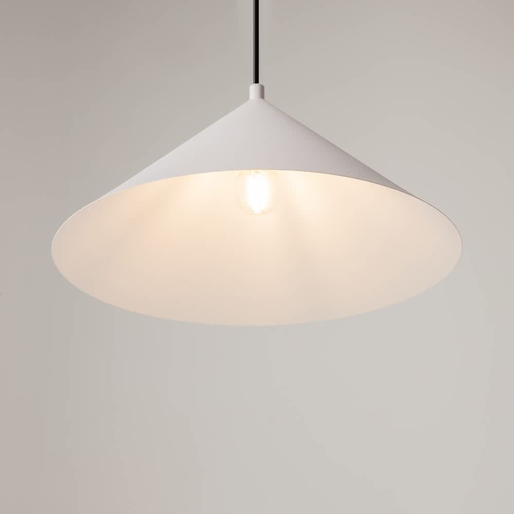 Вътрешната страна на абажура на Maytoni Basic colors MOD167PL-01W с включена крушка
