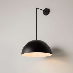 Maytoni Basic colors MOD168PL-01B - монтаж със стенна конзола Пендел Maytoni Basic colors MOD168PL-01B с черна стенна конзола и спуснат полусферичен абажур