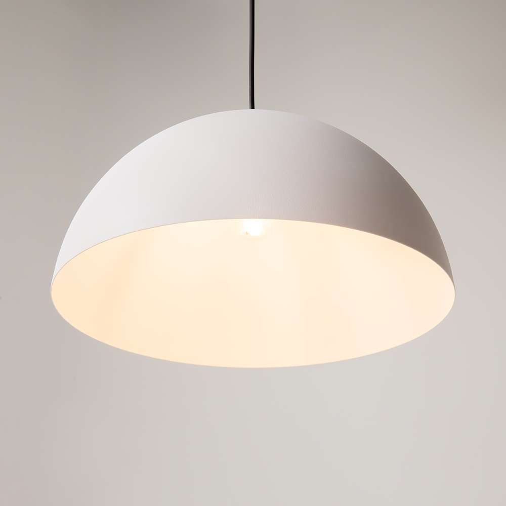 Вътрешната страна на абажура на Maytoni Basic colors MOD168PL-01W с включена крушка