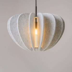 Пендел Maytoni Cambio MOD398PL-01S с сив абажур от филц и черно тяло на сив фон
