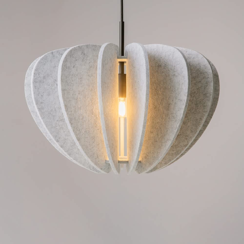 Пендел Maytoni Cambio MOD398PL-01S с сив абажур от филц и черно тяло на сив фон