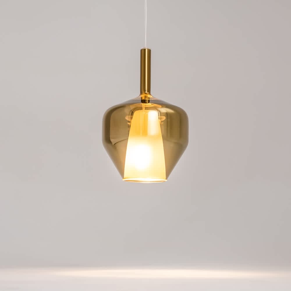 Пендел Maytoni Duality MOD271PL-01B4 със златен външен стъклен абажур и вътрешен конусовиден абажур на сив фон