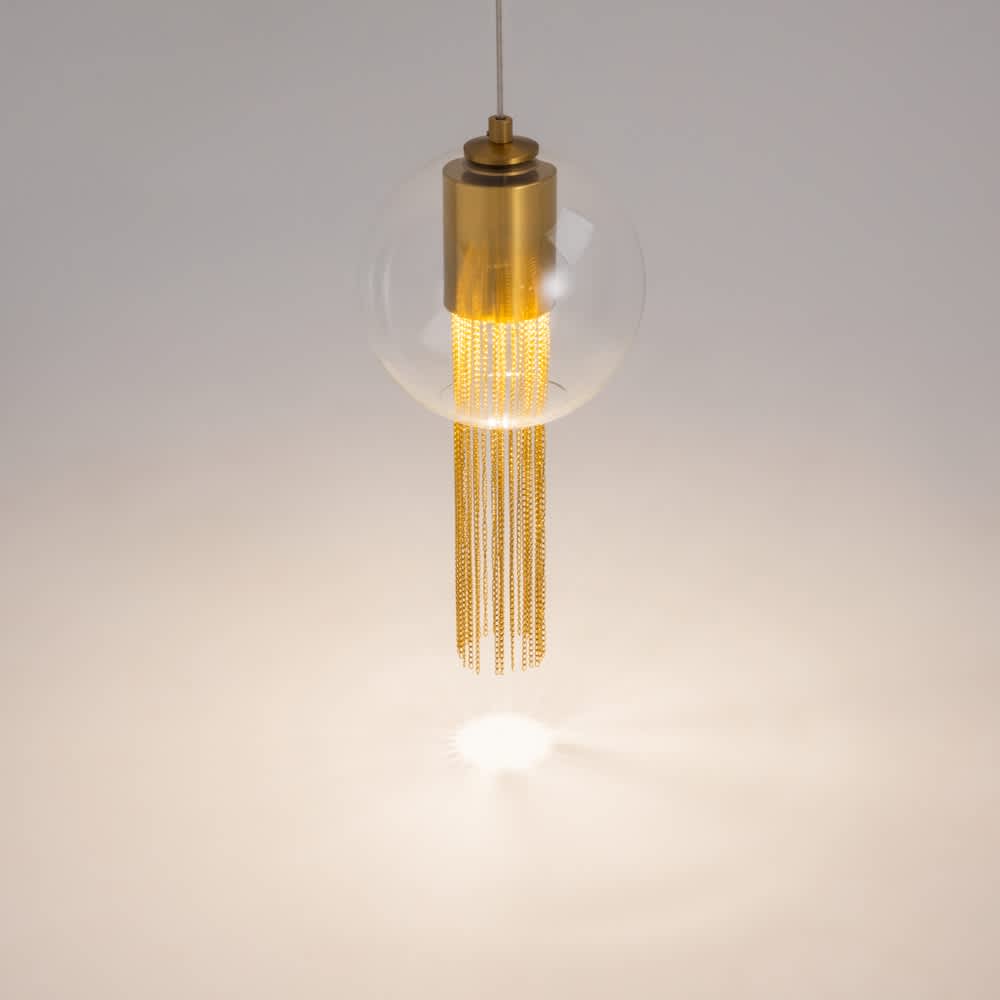 Прозрачната стъклена сфера и металните верижки на Maytoni Flusso P095PL-01BZ