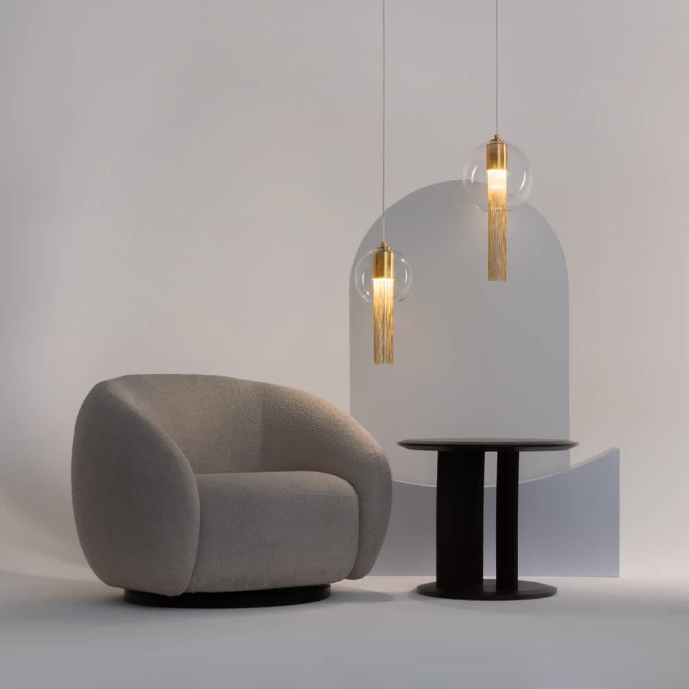 Двата размера Flusso, включително Maytoni Flusso P095PL-01BZ, до кресло и странична маса в студийна композиция