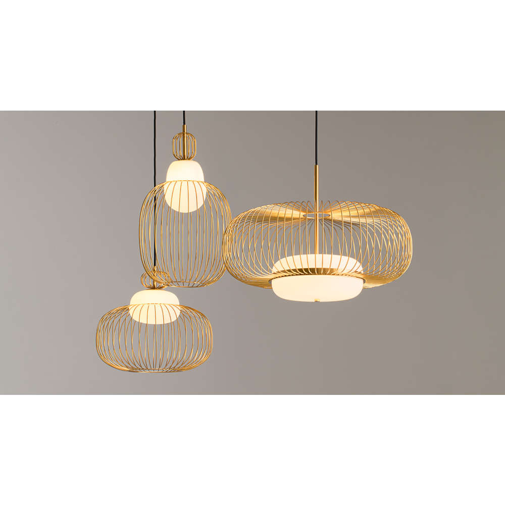Двата пендела Maytoni Levitation с G9 и широкият LED модел, показани заедно на сив фон