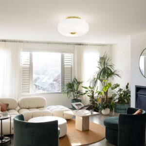 Белият стъклен плафон Ideal Lux Arizona PL5 214511 е монтиран на тавана в дневна