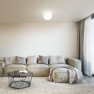 Плафон Ideal Lux Cotton PL1 D30 297743 с бяло стъкло е монтиран в хол над зоната с дивана