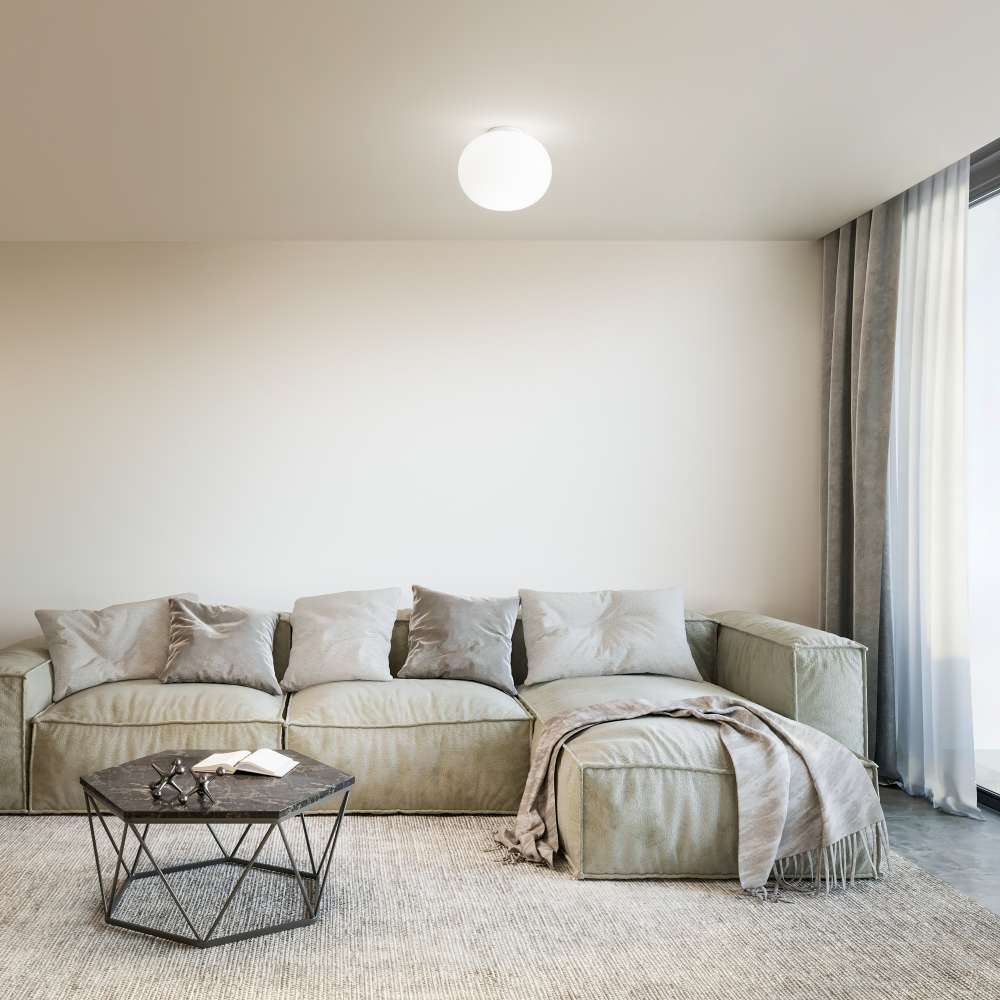 Плафон Ideal Lux Cotton PL1 D30 297743 с бяло стъкло е монтиран в хол над зоната с дивана