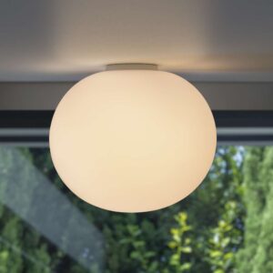 Белият плафон Ideal Lux Cotton PL1 D40 327891 е монтиран на тавана до прозорец
