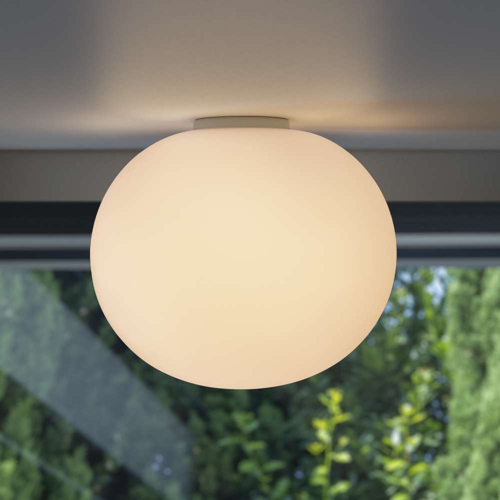 Белият плафон Ideal Lux Cotton PL1 D40 327891 е монтиран на тавана до прозорец