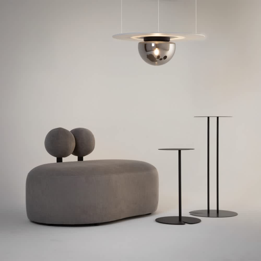 Плафон Maytoni Glassy MOD270CL-01B с опушено стъкло и черен метал, монтиран на кръгъл демонстрационен панел над сив диван