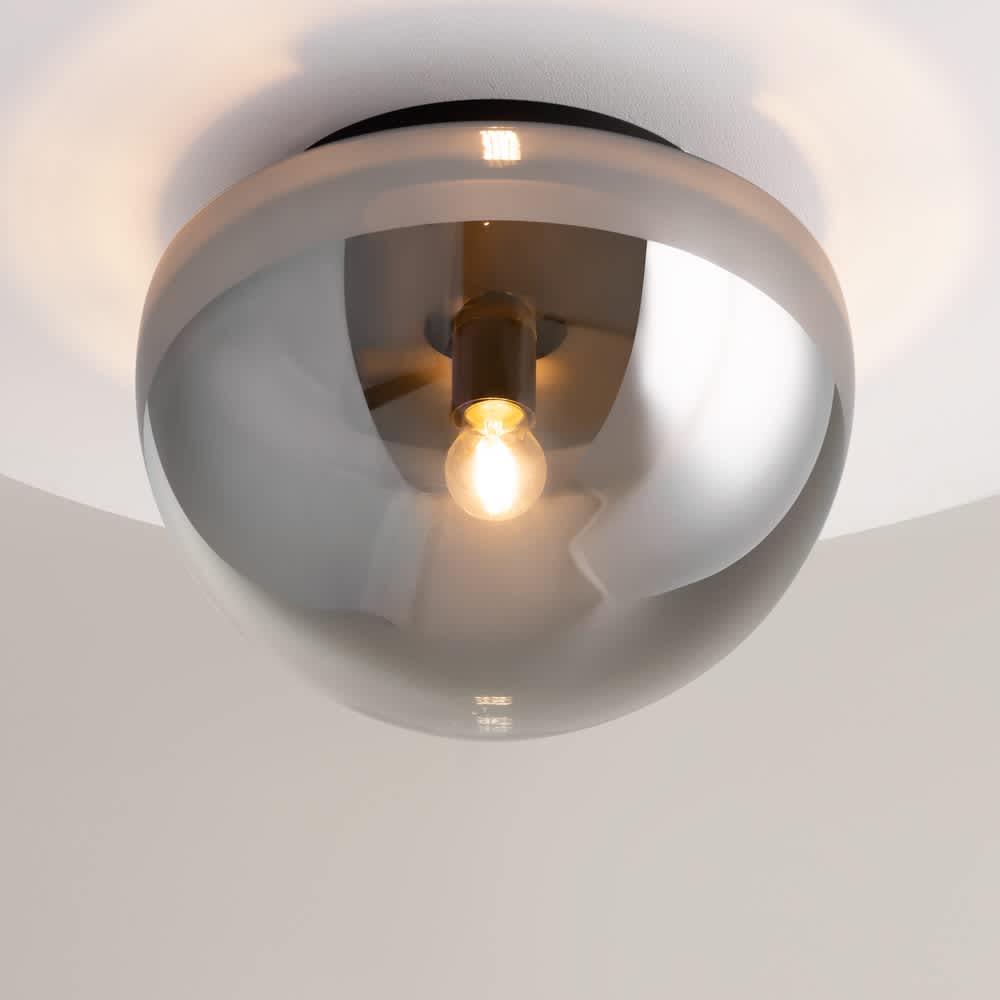 Близък изглед на плафон Maytoni Glassy MOD270CL-01B с опушено стъкло и черен метален пръстен на сив фон