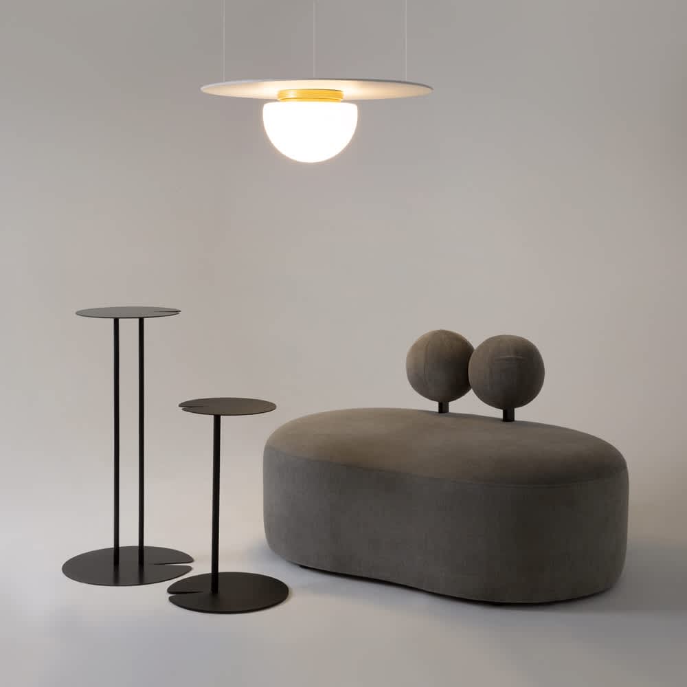 Плафон Maytoni Glassy MOD270CL-01G с бяло матирано стъкло и златен метал, монтиран на кръгъл демонстрационен панел над сив диван