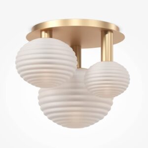 Златист плафон Maytoni Reels MOD268CL-03G с три бели стъклени абажура на сив фон