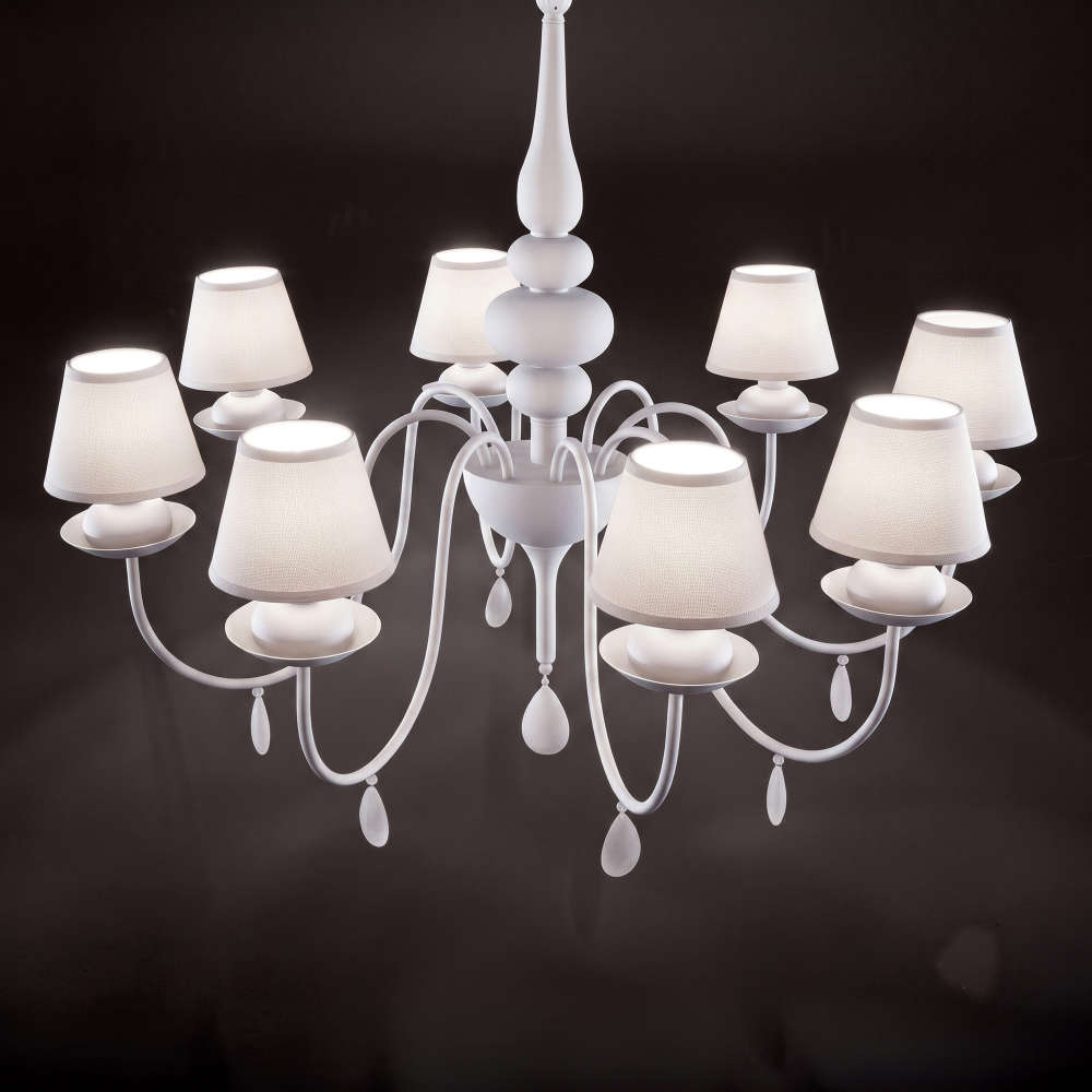 Полилеят Ideal Lux Blanche SP8 035574 е показан с включено осветление и осем бели абажура на тъмен фон