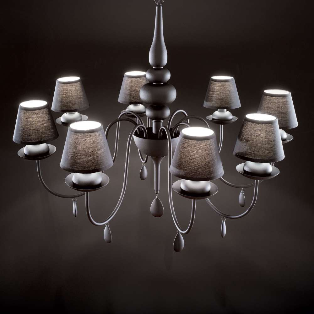 Полилеят Ideal Lux Blanche SP8 111896 е показан с включено осветление и осем черни абажура на тъмен фон