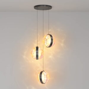 Тройният пендел Maytoni Misterio MOD379PL-L17B2.7K с включена светлина и отблясъци върху стената